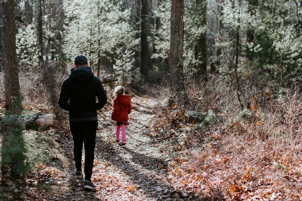 une famille qui marche dans la foret