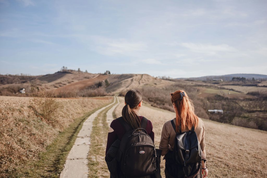 deux femmes qui marchent dans la nature
